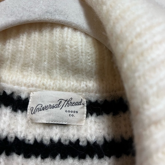 Universal Thread zip cardigan, size small. Worn once. Black and cream color - Picture 2 of 5